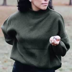 GREEN OVERSIZED TURTLENECK SWEATER